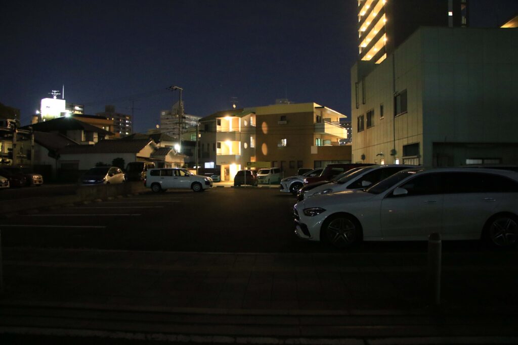 岡山市北区西古松1丁目　近藤駐車場　大元駅から北に徒歩2分　夜間の様子